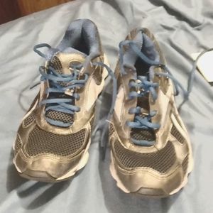 Wemons reebox runtone size 8 1/2 shoes